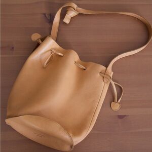 BAGGU Tan Shoulder Bag Versatile and Stylish